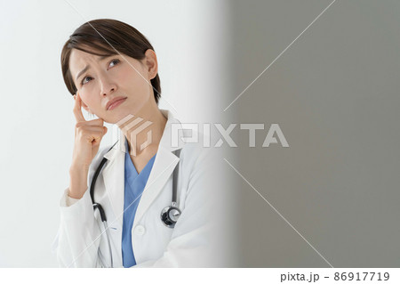 悩む女性医師のポートレート 悩む女性医師のポートレート 86917719