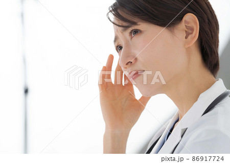 悩む女性医療従事者 悩む女性医療従事者 86917724