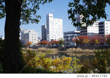 天満川沿い公園から眺めた広島の街並 天満川沿い公園から眺めた広島の街並 86917789