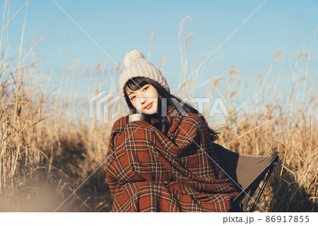 ソロキャンプをする女性 ソロキャンプをする女性 86917855