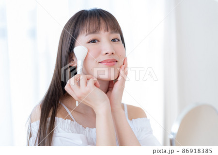 メイクする若い女性 86918385