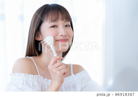 メイクする若い女性 メイクする若い女性 86918387