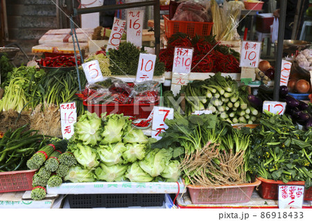 香港の市場の野菜。中国野菜と西洋野菜が混在して売られている 香港の市場の野菜。中国野菜と西洋野菜が混在して売られている 86918433