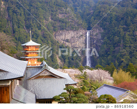 春の熊野那智大社と那智の滝 86918560