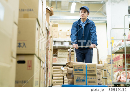 倉庫で働くドライバーの男性 86919152