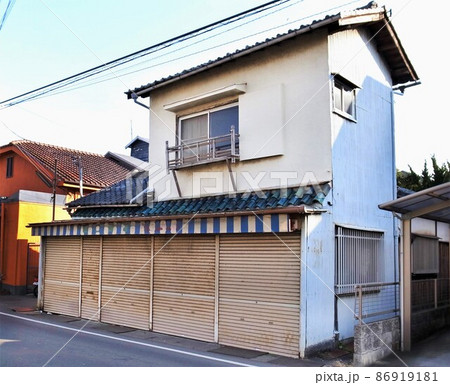 道路拡張の為に撤去される空き家 86919181