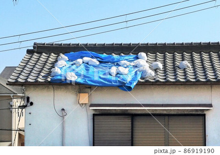 台風の被害に遭った屋根 86919190