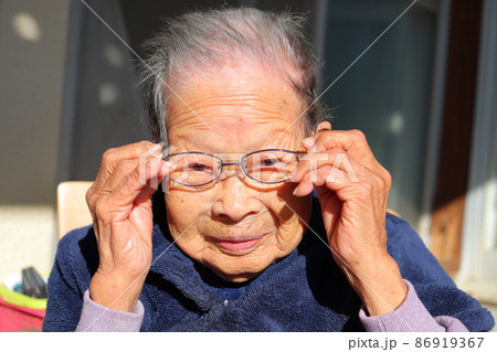 眼科 視力 老眼 眼鏡女性 眼科 視力 老眼 眼鏡女性 86919367