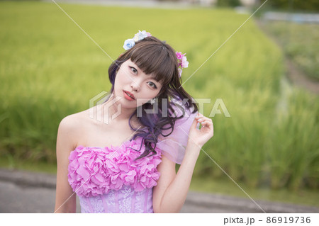 田んぼとドレスを着た女性 dress 田んぼとドレスを着た女性 dress 86919736