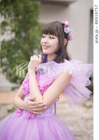 ピンクのドレスを着て微笑む女性 dress ピンクのドレスを着て微笑む女性 dress 86919757
