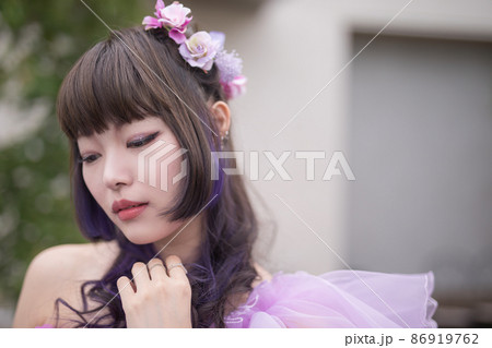 ピンクのドレスを着てうつむく女性 dress ピンクのドレスを着てうつむく女性 dress 86919762