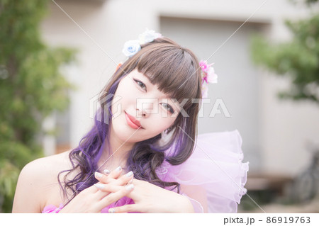 ピンクのドレスを着て微笑む女性 dress ピンクのドレスを着て微笑む女性 dress 86919763