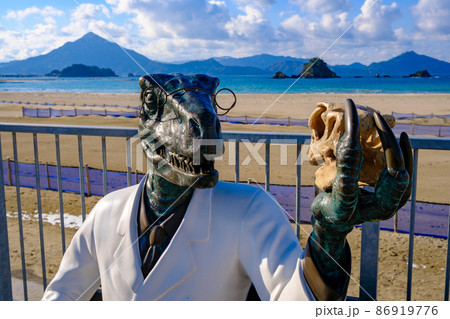 福井県高浜和田海水浴場のベンチに座る恐竜博士 86919776