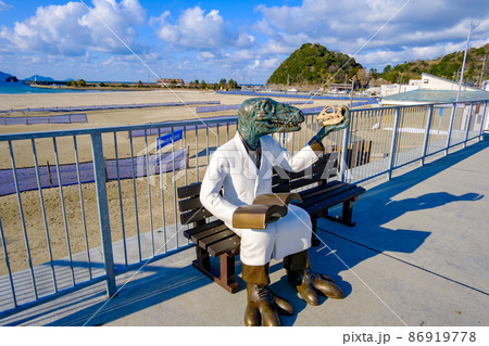 福井県高浜和田海水浴場のベンチに座る恐竜博士 86919778