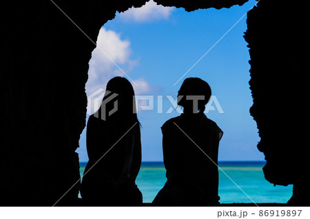 沖縄の海 おしゃれなカップルシルエット(洞窟) 沖縄の海 おしゃれなカップルシルエット(洞窟) 86919897