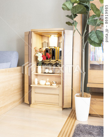 母の眠る仏壇に母の日のカーネーションを飾る3 86919985