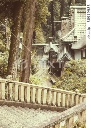 近江地方の山間部にある山寺への古い階段の写真をレトロ調に画像加工した写真 86919988