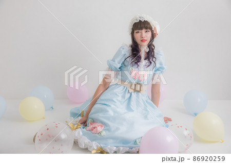 バルーンの中に座り込む女性　Cosplay 86920259