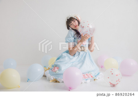 バルーンの中に座り込む女性　Cosplay 86920264