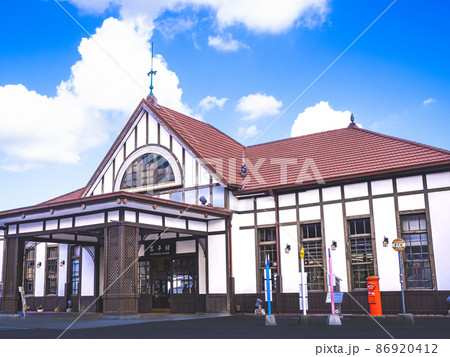 快晴の日のJR琴平駅 86920412