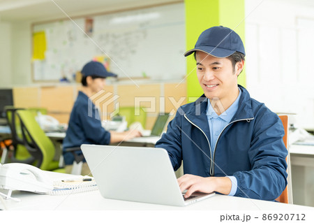 デスクワークをするドライバー 86920712