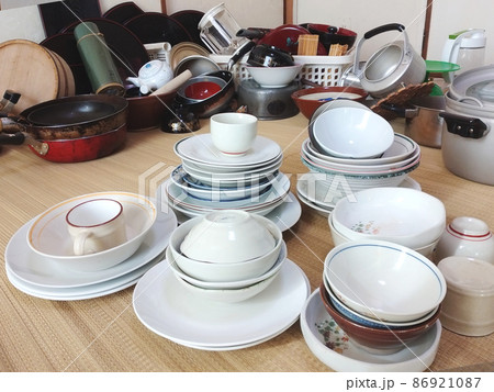 実家整理中の茶碗などのたくさんの食器類 実家整理中の茶碗などのたくさんの食器類 86921087