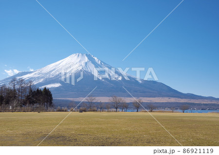 冬の山中湖と雪山の富士山の美しい風景 冬の山中湖と雪山の富士山の美しい風景 86921119