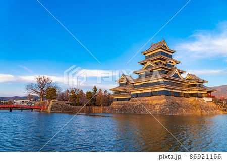 冬 夕日に染まる松本城【長野県】 冬 夕日に染まる松本城【長野県】 86921166