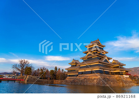 冬 夕日に染まる松本城【長野県】 冬 夕日に染まる松本城【長野県】 86921168