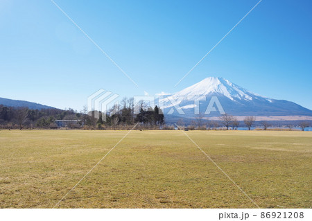 冬の山中湖と雪山の富士山の美しい風景 86921208