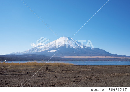 冬の山中湖と雪山の富士山の美しい風景 冬の山中湖と雪山の富士山の美しい風景 86921217