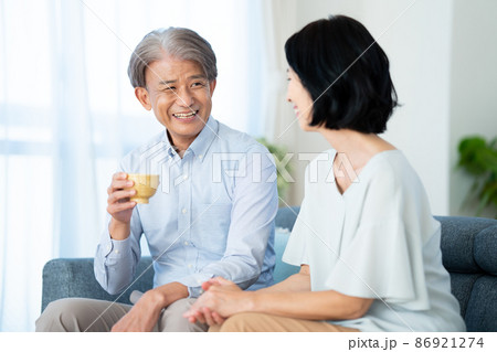 お茶を飲みながら会話するシニア夫婦 86921274