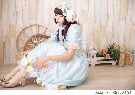 ロリータファッションで座り込む女性 Cosplay ロリータファッションで座り込む女性 Cosplay 86922154