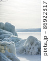 厳冬の猪苗代湖畔に現れるしぶき氷 86922317