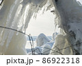 厳冬の猪苗代湖畔に現れるしぶき氷 86922318