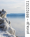 厳冬の猪苗代湖畔に現れるしぶき氷 86922321