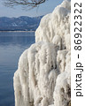 厳冬の猪苗代湖畔に現れるしぶき氷 86922322