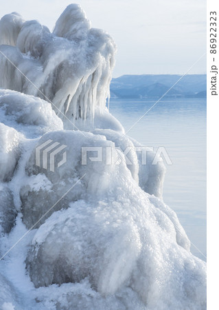 厳冬の猪苗代湖畔に現れるしぶき氷 86922323