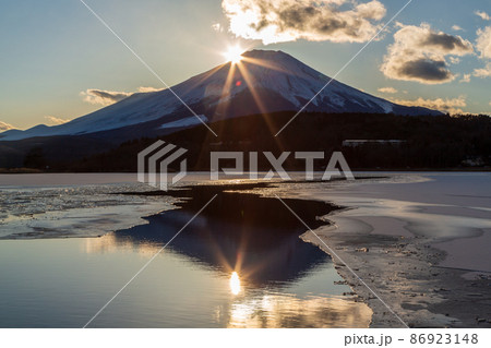 氷結の山中湖から湖面に映る富士山と夕焼け 86923148