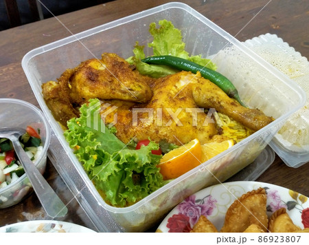 Malaysian traditional Malay cuisine is on display for sale at roadside stalls. Rich in spices and recipes from local ingredients. Customers are free to choose what they like Malaysian traditional Malay cuisine is on display for sale at roadside stalls. Rich in spices and recipes from local ingredients. Customers are free to choose what they like 86923807