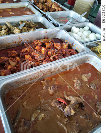 Malaysian traditional Malay cuisine is on display for sale at roadside stalls. Rich in spices and recipes from local ingredients. Customers are free to choose what they like Malaysian traditional Malay cuisine is on display for sale at roadside stalls. Rich in spices and recipes from local ingredients. Customers are free to choose what they like 86923810