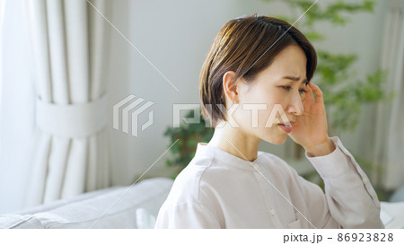 頭痛・風邪・健康・ヘルスケア・落ち込む・ミドル女性 頭痛・風邪・健康・ヘルスケア・落ち込む・ミドル女性 86923828