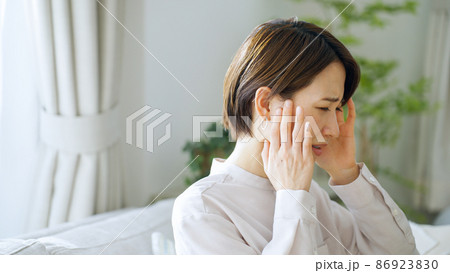 頭痛・風邪・健康・ヘルスケア・落ち込む・ミドル女性 86923830