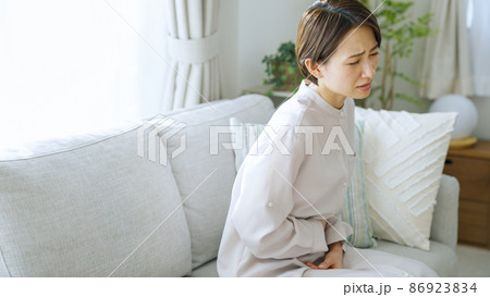 腹痛・生理痛・健康・ヘルスケア・ミドル女性 86923834