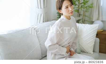 腹痛・生理痛・健康・ヘルスケア・ミドル女性 腹痛・生理痛・健康・ヘルスケア・ミドル女性 86923836