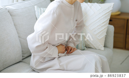 腹痛・生理痛・健康・ヘルスケア・ミドル女性 86923837