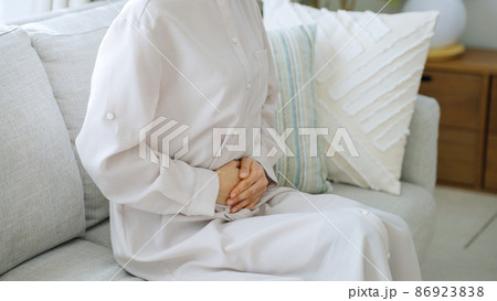 腹痛・生理痛・健康・ヘルスケア・ミドル女性 腹痛・生理痛・健康・ヘルスケア・ミドル女性 86923838