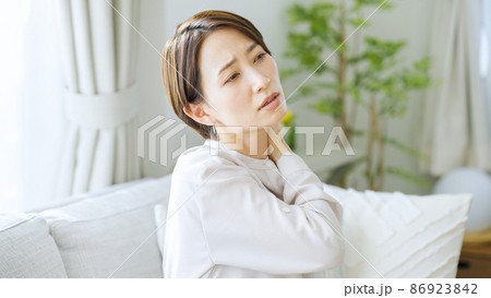 肩こり・疲労・ストレス・健康・ヘルスケア・ミドル女性 86923842