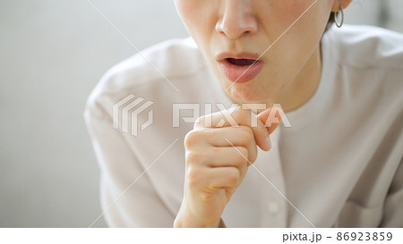 咳・風邪・新型コロナウイルス・インフルエンザ・肺炎・ミドル女性 86923859