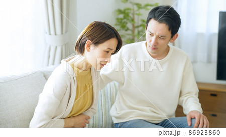 夫婦・カップル・体調不良・腹痛 86923860